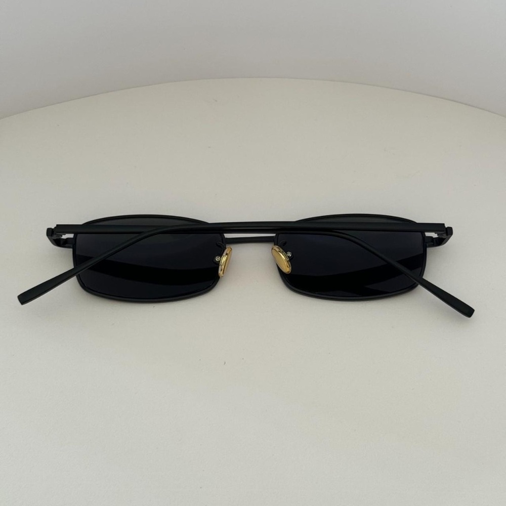 Stylish Black Rectangular Sunglasses - image 1